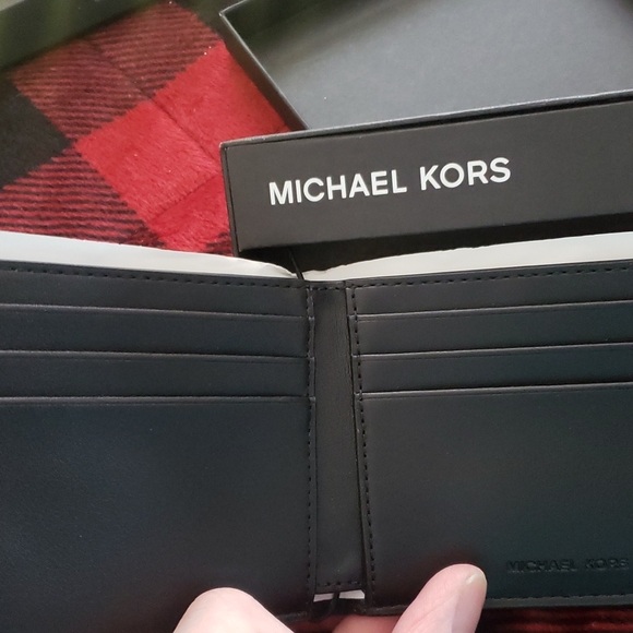 Michael Kors Wallet - Picture 3 of 4
